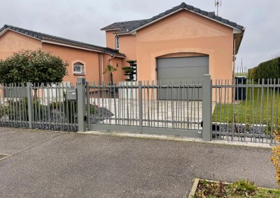 Clôture et portail gris